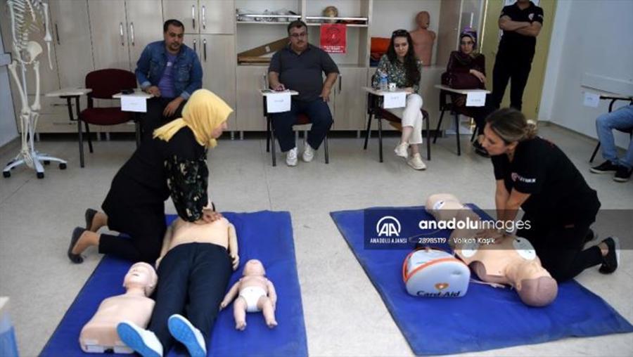 Öğretmenler ilk yardım eğitimiyle hayat kurtarıyor