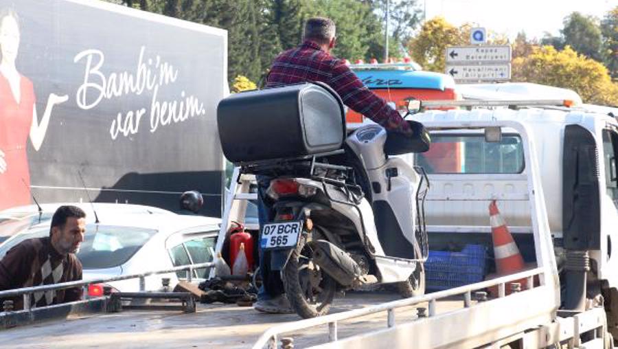 Motokurye, belge isteyen 3 polisi ve 1 kişiyi darbetti