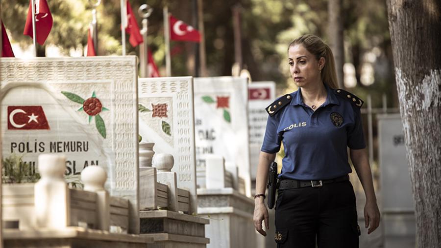 Şehit kızından, polis babasının kabrine Babalar Günü ziyareti