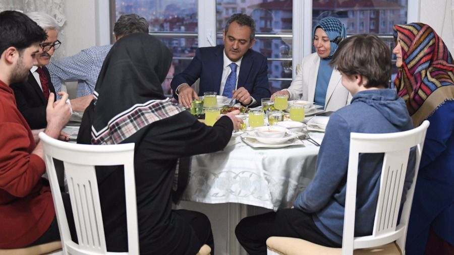 Bakan Özer ve eşi, öğretmen çiftin iftar sofrasına konuk oldu