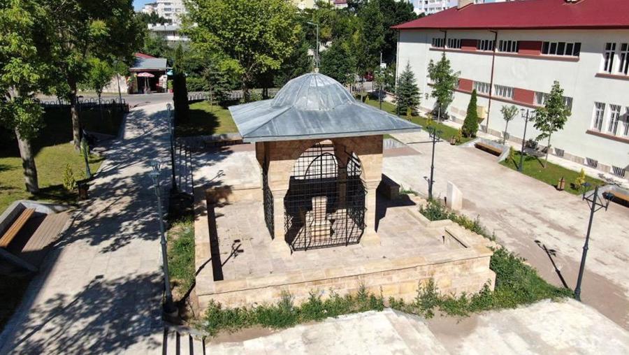 Adına devlet kuruldu, mezarı binalar arasında kayboluyor