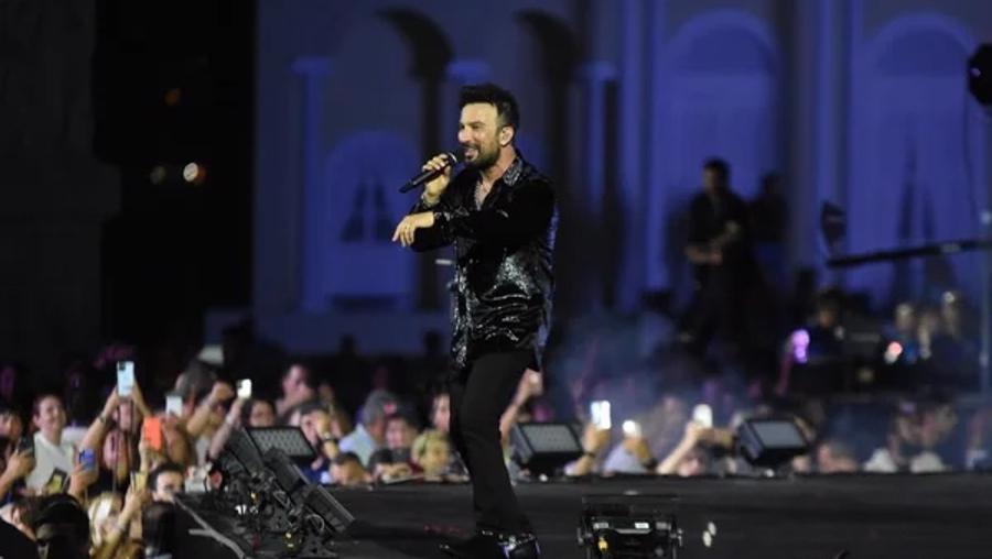 İzmir'de, Tarkan'ın konsere onbinlerce kişi katıldı