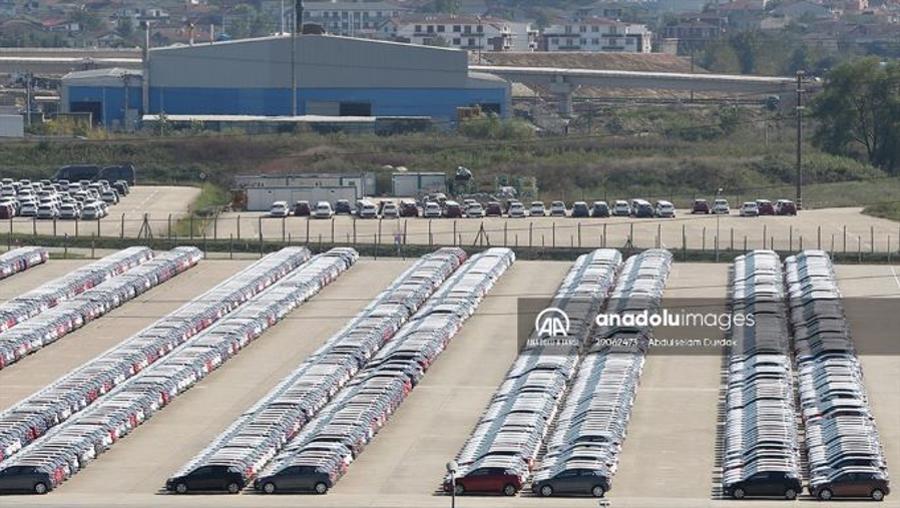 Zam korkusu talepleri artırdı: Otomobiller gemideyken satıldı