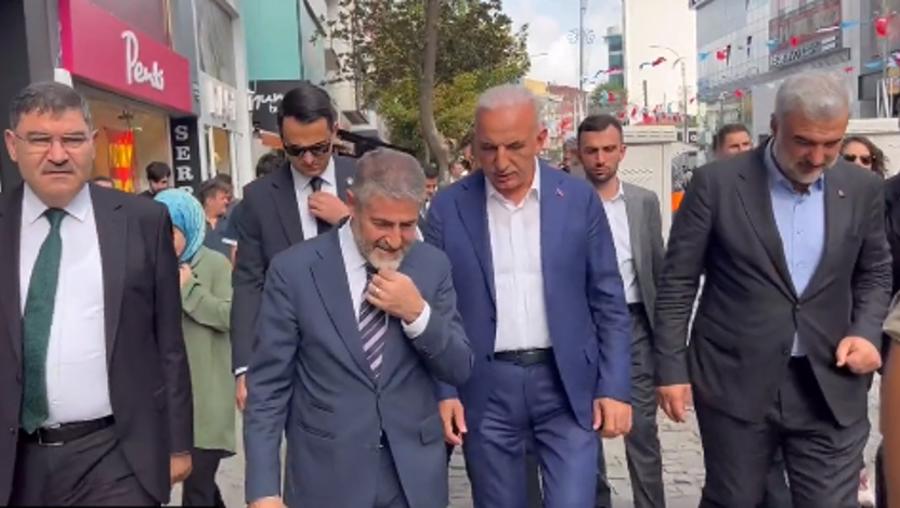 Bakan Nebati sokağa inip vatandaşlar ve esnafla bir araya geldi