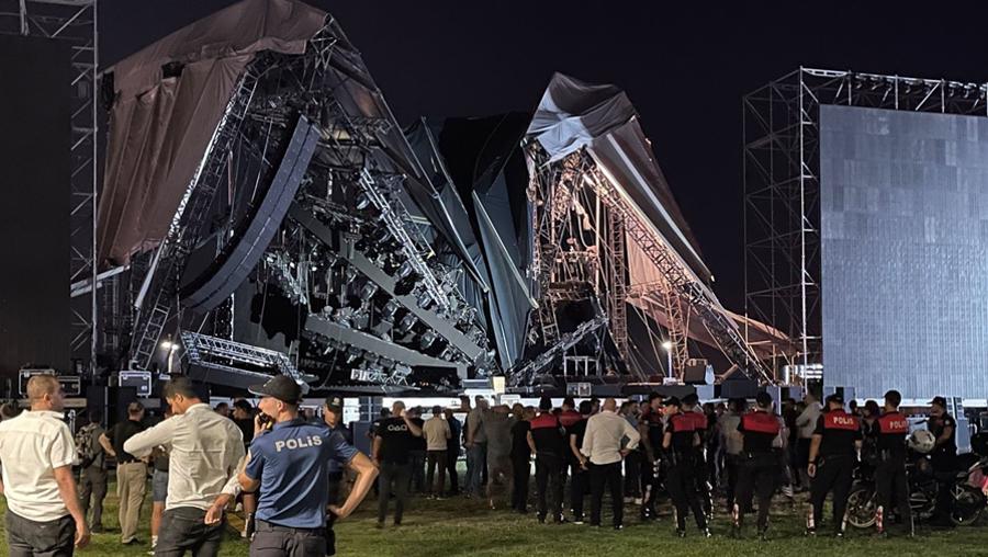 İzmir’de Tarkan'ın konser vereceği sahne çöktü