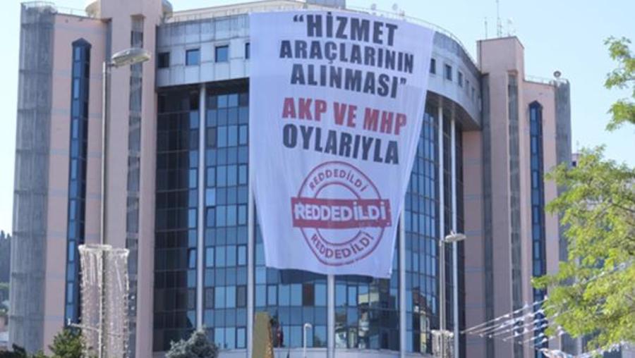 Başkandan önerge protestosu: 'AK Parti ve MHP oylarıyla reddedildi' pankart astırdı