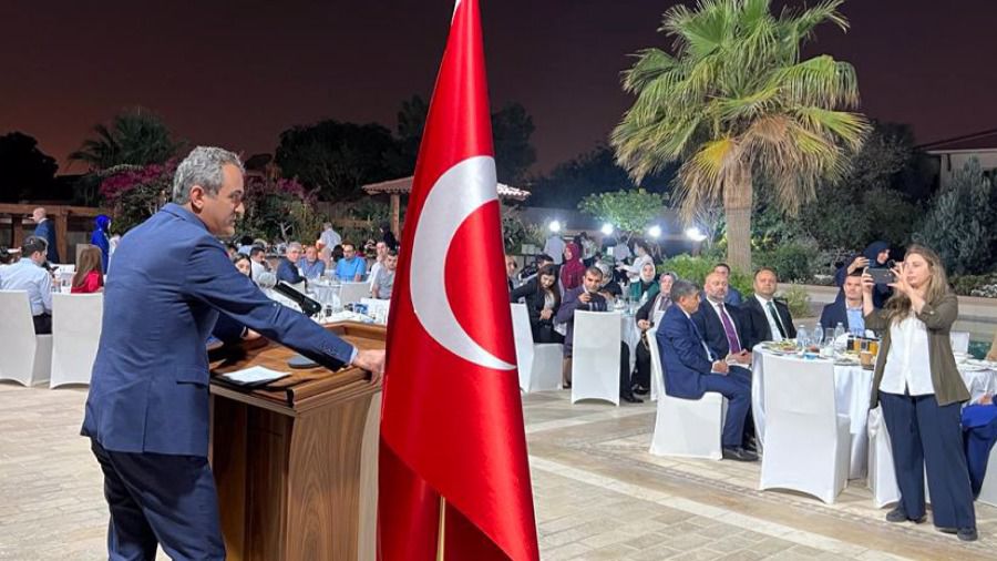 Bakan Özer, Katar'da öğretmenlerle iftarda buluştu