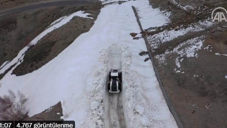 Kardan kapanan Nemrut Krater Gölü'nün yolu açılıyor