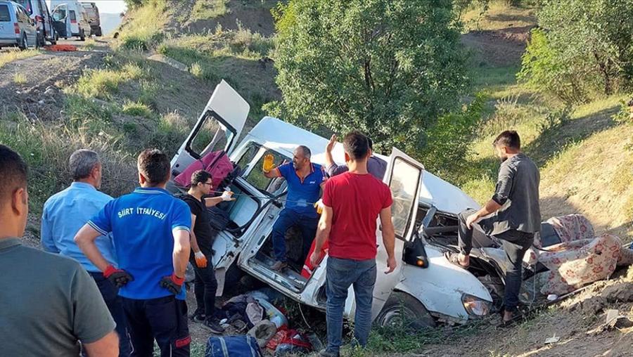 Siirt'te şarampole minibüs devrildi: 4 kişi öldü