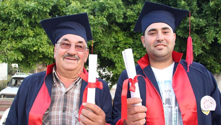 Mersin'de mesleki eğitim alan babayla oğlu birlikte mezun oldu