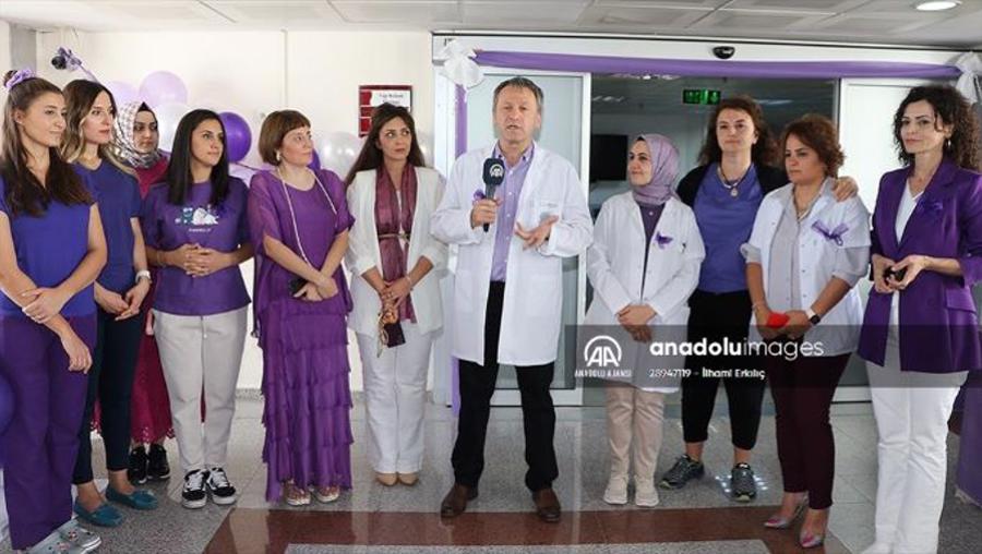 Doktor ve akademisyenler 'kadın kanserlerine dikkati çekmek' için mor giyindi