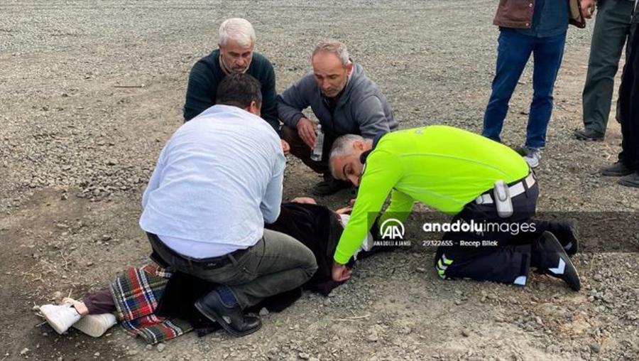 Trafik polisi, yaptığı ilk yardımla çocuğun hayatını kurtardı