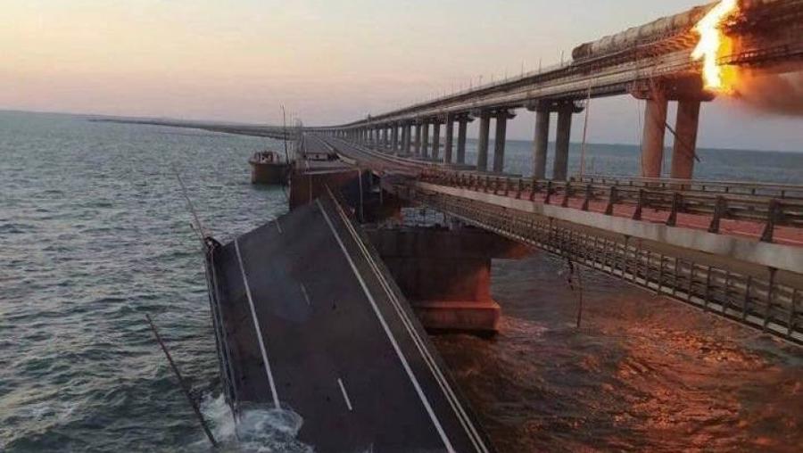 Kırım'ı Rusya'ya bağlayan köprü havaya uçuruldu