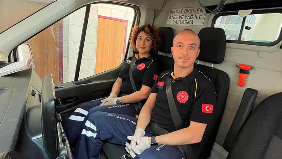 Sağlık çalışanı çift aynı ambulansta şifa dağıtıyor