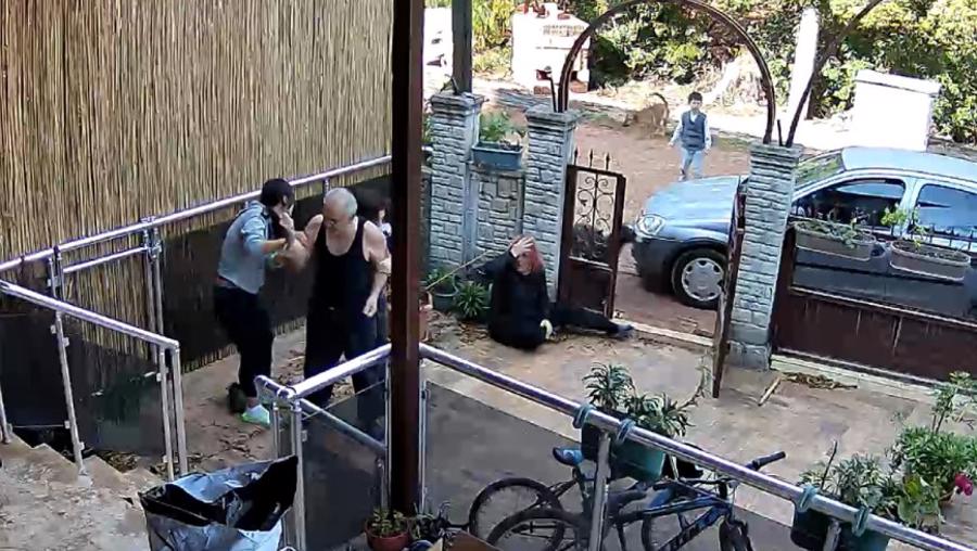 Ev sahibi kiracısını dövdü… O anlar kamerada