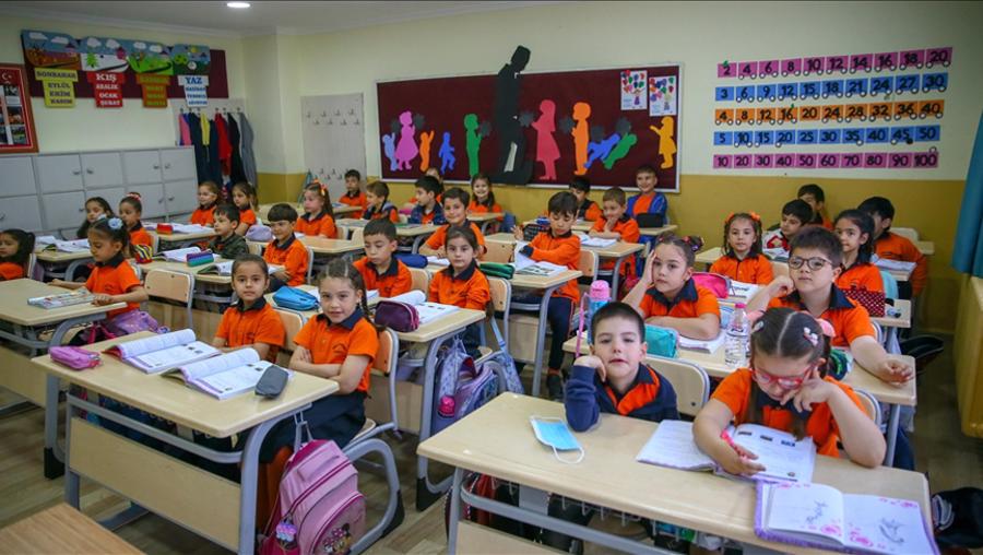Öğrenciler sınıflara maskesiz girmenin mutluluğunu yaşadı