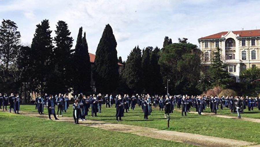 Akademisyenler üç yıla yakın sadece ayakta duruyorlar