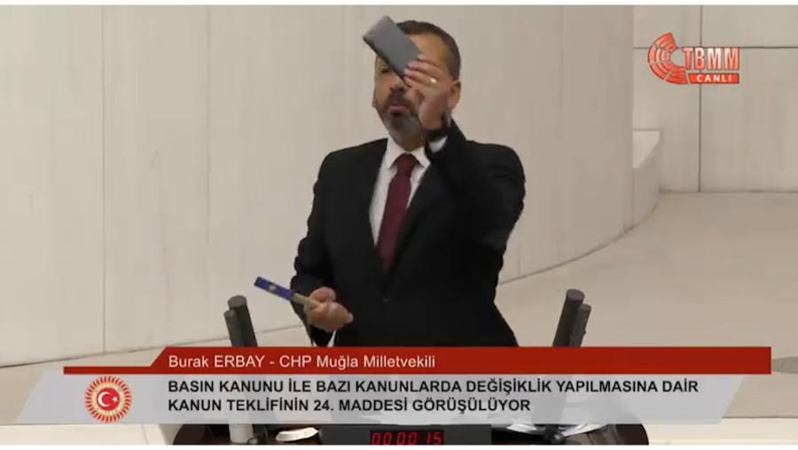 CHP'li vekil, TBMM kürsüsünde çekiçle telefonunu kırdı