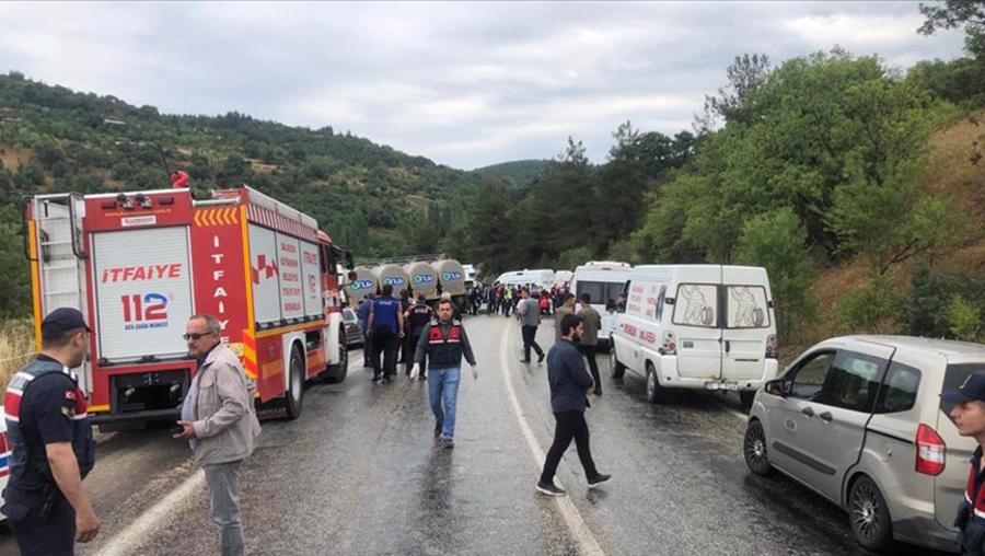 Balıkesir'de minibüs ile kamyon çarpıştı, 8 kişi hayatını kaybetti