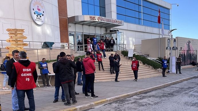 İzmir'deki Çiğli Belediyesinde 836 işçi greve çıktı