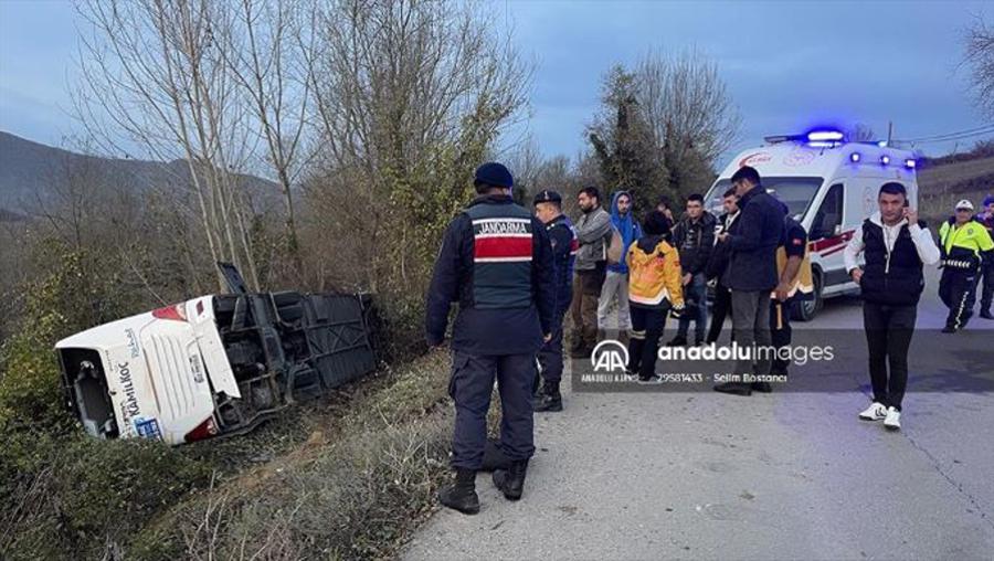 Bartın'da yolcu otobüsünün devrilmesi sonucu 39 kişi yaralandı