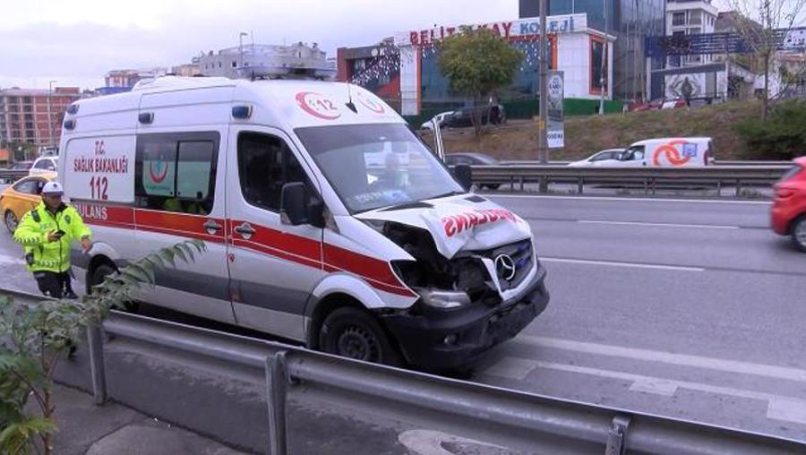 İstanbul'da otomobil ambulansla çarpıştı: 3'ü sağlık çalışanı 4 yaralı