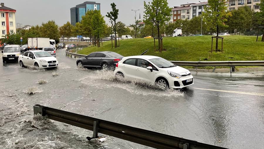 İstanbul'da gök gürültülü sağanak hayatı olumsuz etkiliyor