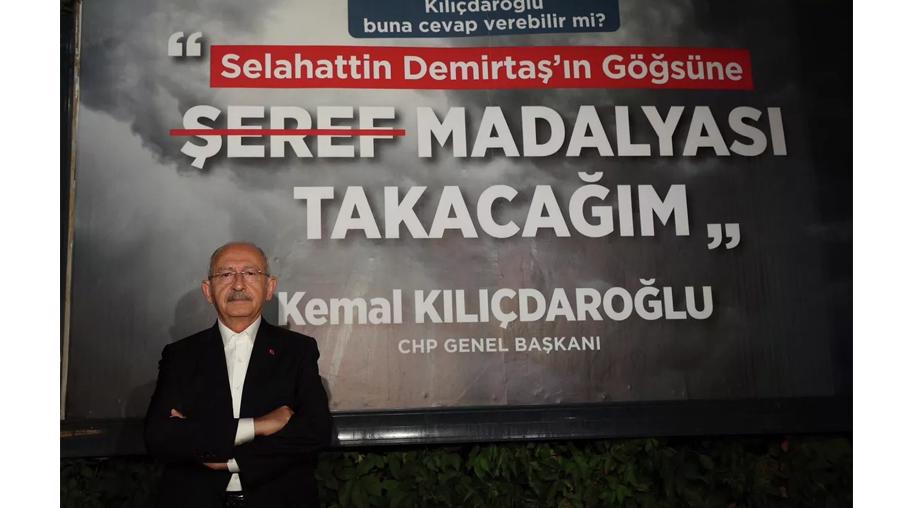 Kılıçdaroğlu, kendisini hedef gösteren afişin önünde poz verdi: Ne uğruna yapıyorsunuz bunları?