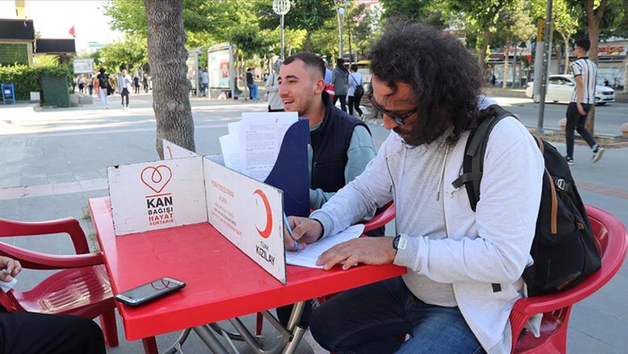 Batmanlı öğretmen 18 yıldır düzenli bağış yapıyor