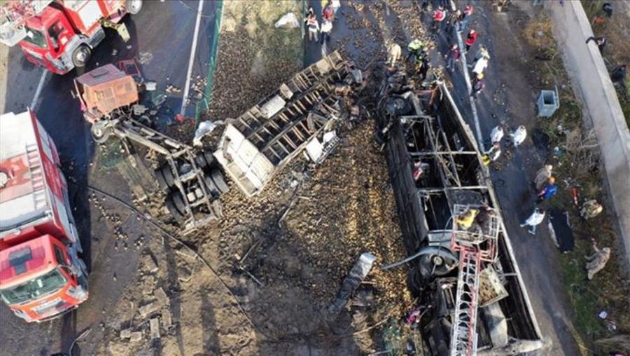 Ağrı'da yolcu otobüsü, iki kamyona çarptı: 7 ölü