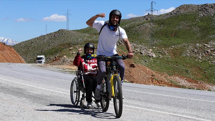 Öğretmen, engelli komşusunun tur hayalini gerçekleştirdi