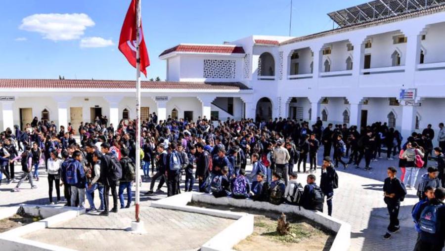 Tunus'ta zam isteyen öğretmenlerin maaşları askıya alındı