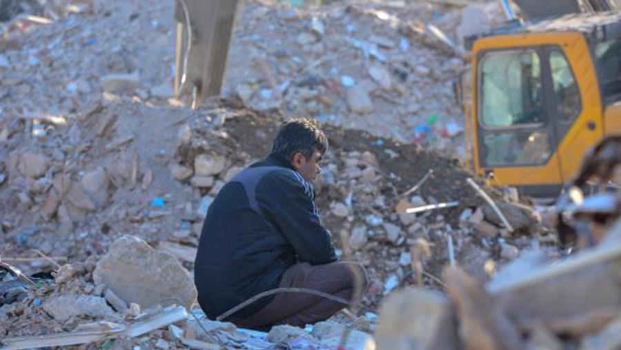 Enkaz başında umutlu bekleyiş; vesikalık fotoğrafla teşhis