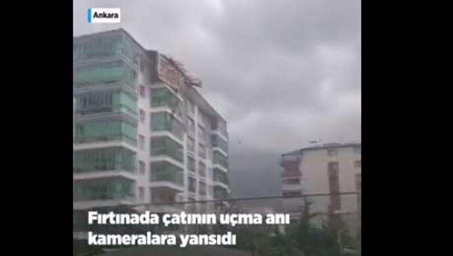 Ankara'da fırtınada çatının uçma anı kameralara yansıdı