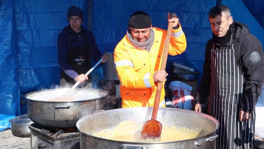 Belediye başkanı, 10 gündür depremzedeler için çorba pişiriyor