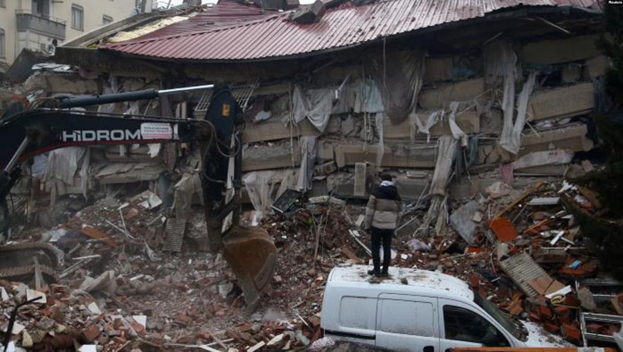 Eşya aldıkları hasarlı bina Hatay depreminde yıkıldı; 1 ölü, 2 kişi mahsur 