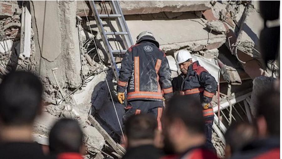 Malatya’da 6 katlı bina çöktü: Yaralılar var