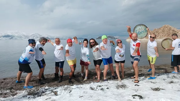Van Gölü Aktivistleri Derneği üyeleri, 'Van  Gölü Kış Yüzme Şenlikleri' kapsamında 5'incisini düzenledikleri yüzme  etkinliğini, Van'ın Gevaş ilçesi sahilinde gerçekleştirdi. - Sputnik Türkiye