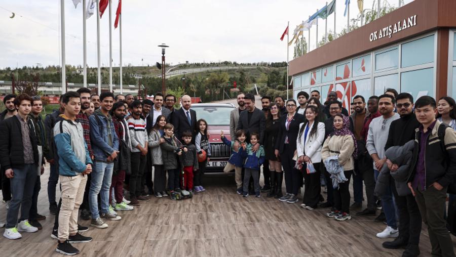 Bilal Erdoğan uluslararası öğrencilere Togg'u tanıttı
