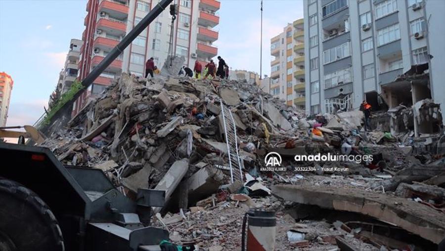 Devlet memurlarının maaşı deprem yardımı için yarı yarıya kesildi, ülkede kriz çıktı