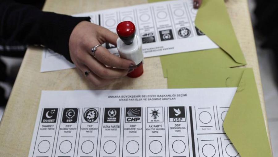 Denizli'de bir polis mükerrer oy kullanmaya çalıştı