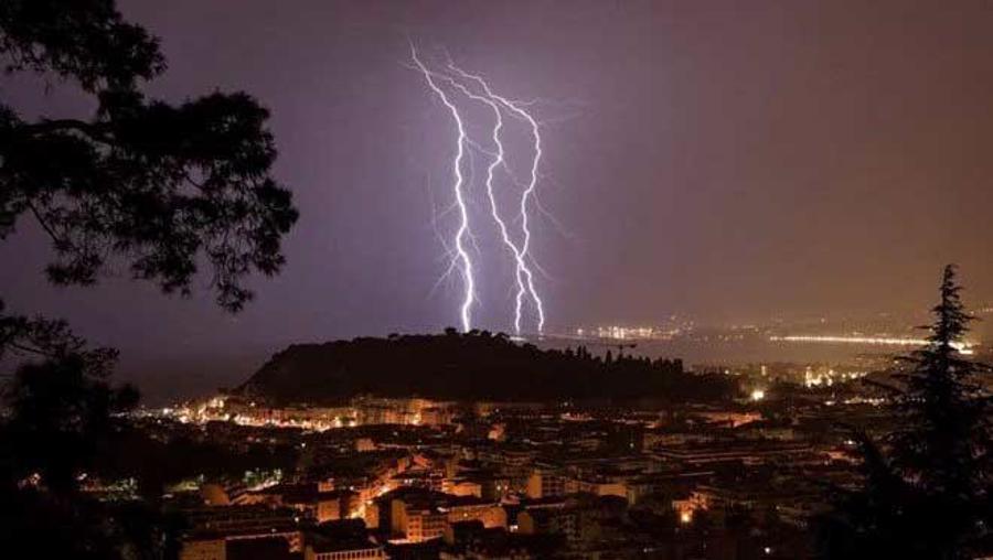 Bilim insanları ilk kez yıldırımın yönünü değiştirdi