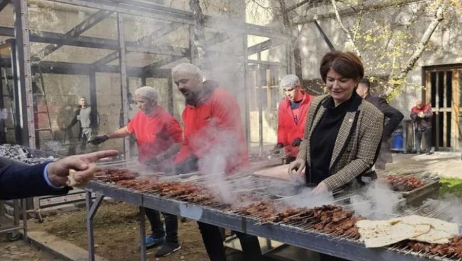 Ak Partili vekiller TBMM bahçesinde mangal partisi düzenledi