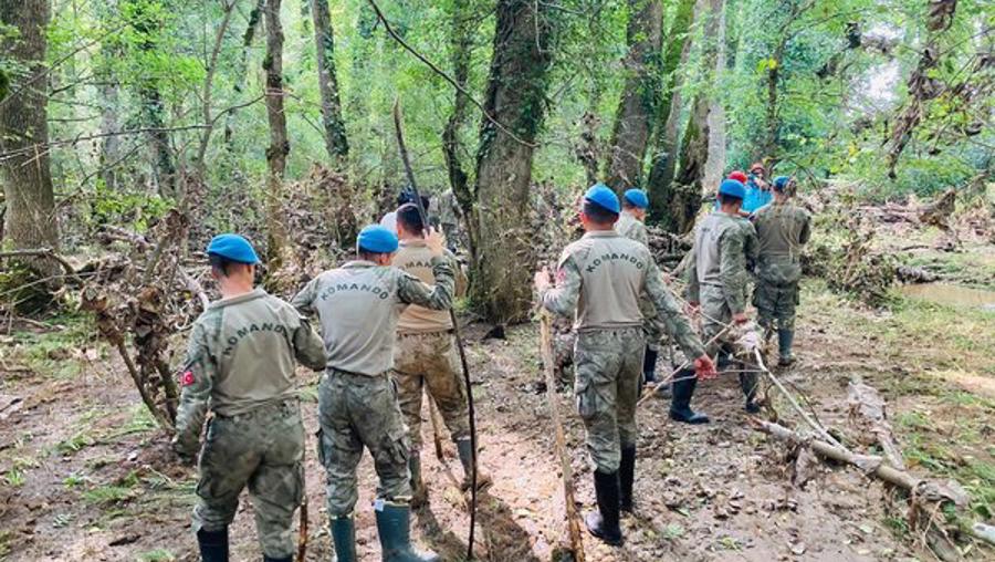 Komandolar kayıp öğretmeni arıyor