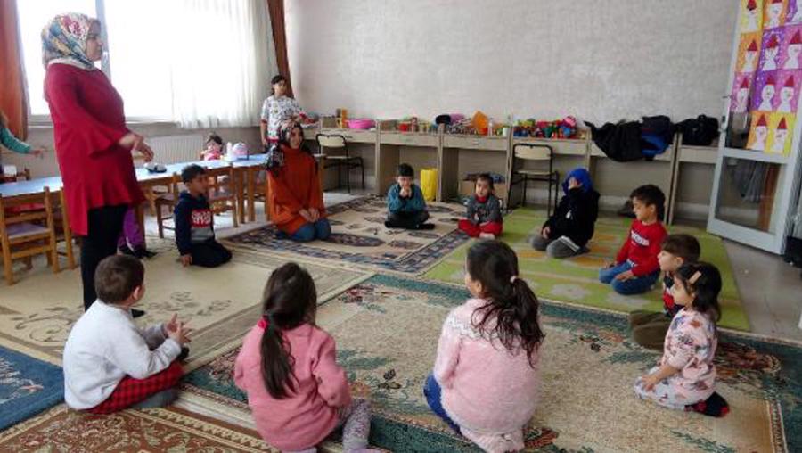 Gönüllü öğretmenler, depremzede çocuklar için seferber oldu  