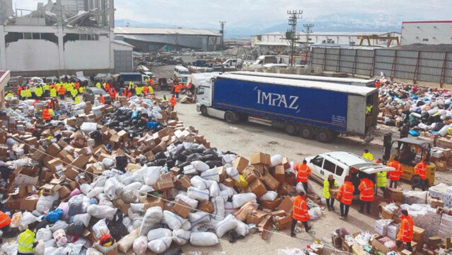 Koordinasyon eksikliği: Yardımların bir kısmı sokaklara atılıyor