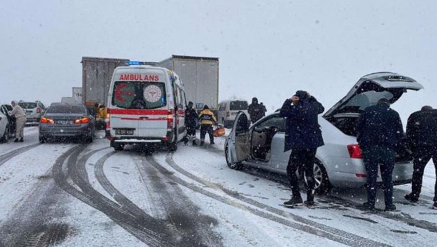 Anadolu Otoyolu'nda 50'den fazla araç birbirine girdi!