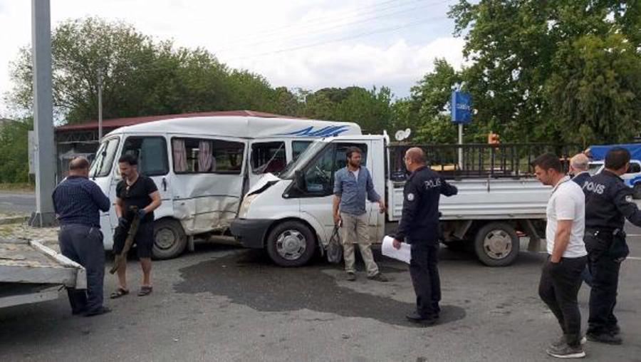 Öğrenci servisi ile kamyonet çarpıştı: 12'si öğrenci 13 yaralı