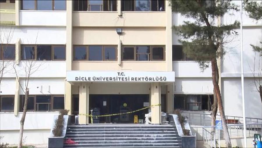49 yıllık Dicle Üniversitesi rektörlük binası, hasar nedeniyle boşaltıldı
