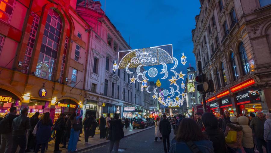 Londra'nın ünlü caddesi ramazanda böyle aydınlatıldı